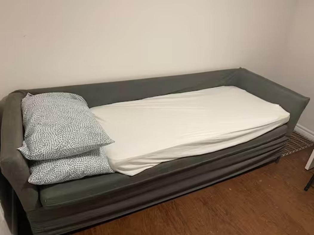 Basemewnt Room With Private Bathroom 36C Торонто Экстерьер фото